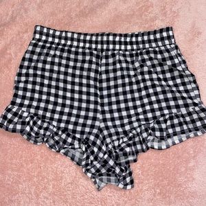 Checkered ruffle shorts